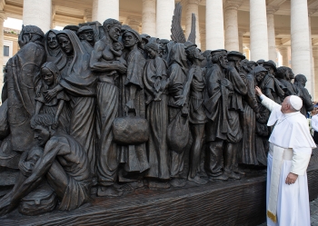 Vaticano – “Liberi di scegliere se migrare o restare”: il Messaggio del Santo Padre per la 109a Giornata Mondiale del Migrante e del Rifugiato