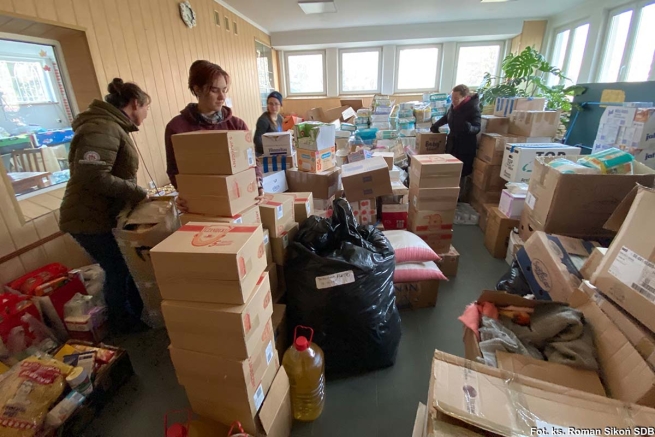 Ucrania - Un minibús, camas de campo, alimentos, medicinas...  historias y rostros dan la bienvenida en la gran operación de socorro salesiana