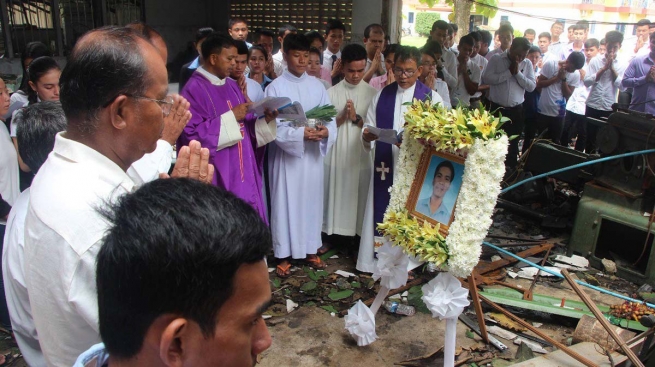 Camboja – Os alunos rezam pela vítima da tragédia do Don Bosco Sihanoukville