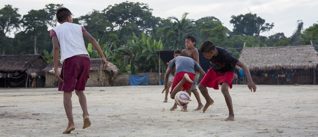 Brasil - Una comida equilibrada en el oratorio de los Bororo