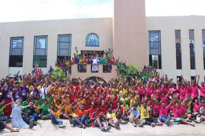 Papúa Nueva Guinea – Un grupo de 538 jóvenes en el campamento mariano