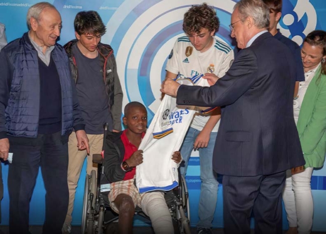 Spain – Emmanuel, Freetown street boy whose life has changed thanks to a leg operation