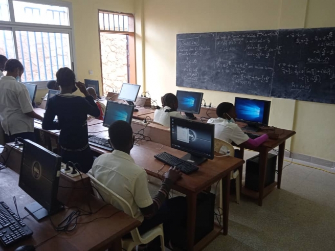 Camarões – Melhor educação em informática para os alunos do Instituto "Dom Bosco" de Mimboman