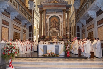 Włochy – “Eucharystia w rodzinie”. Kardynał Ángel Fernández Artime odprawił swoją pierwszą Mszę świętą