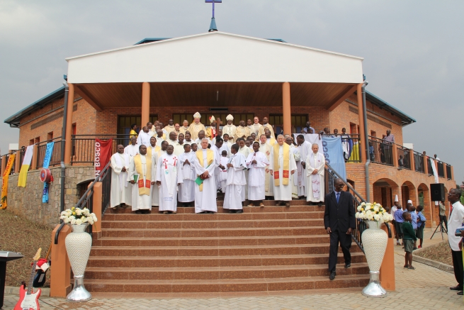 Ruanda - Consagración de la iglesia "María Auxiliadora" en Kimihurura