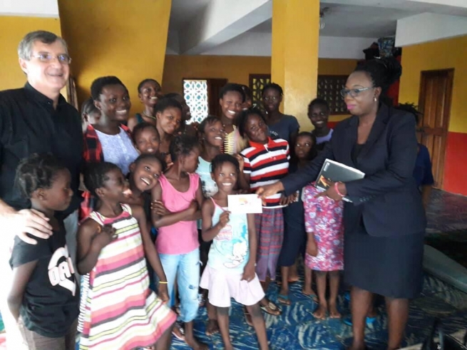 Serra Leoa - Meninas do programa "Girls Os" em Freetown voltam para casa