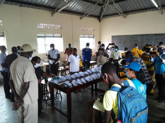 Uganda – L’ONU rende merito al lavoro dei missionari salesiani a Palabek per la produzione di mascherine durante la pandemia