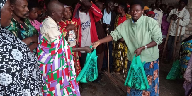 Burundi - Salesian parish of Rukago gives rice to poor