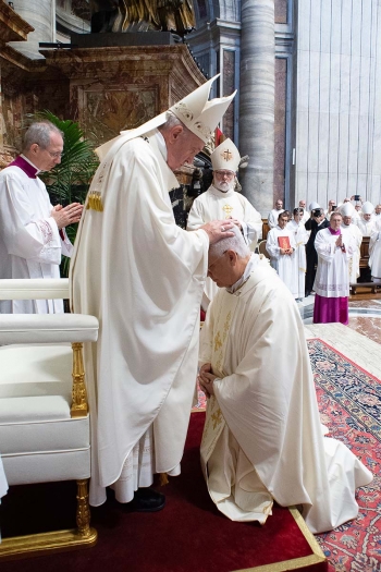 Watykan – “Bądź blisko ubogich, bezbronnych...”: papież Franciszek w czasie święceń biskupich bpa Alberto Lorenzellego, salezjanina
