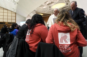 Vaticano – Papa Francesco avvia con un “clic” sul tablet la Via Crucis digitale ideata da IUSVE