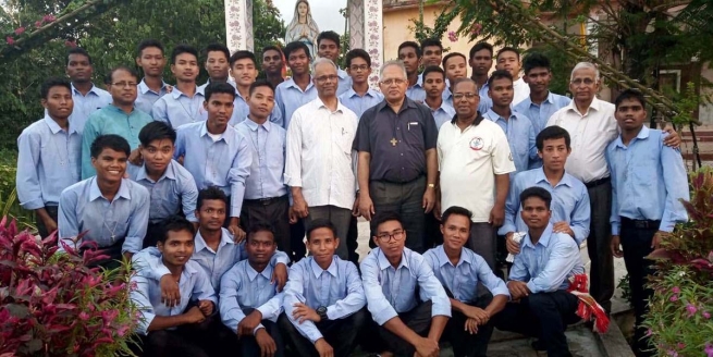 Indie – Ks. Ivo Coelho z wizytą w prenowicjacie w Dotma, w stanie Assam