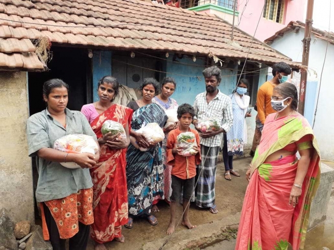 India – Subir a las montañas y a las aldeas para llegar a los pobres y llevarles alivio en tiempos de pandemia