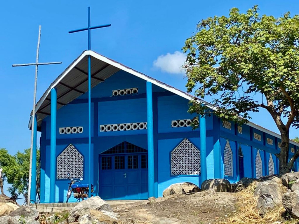 Uganda – Una nuova bella chiesa all’interno del campo di Palabek