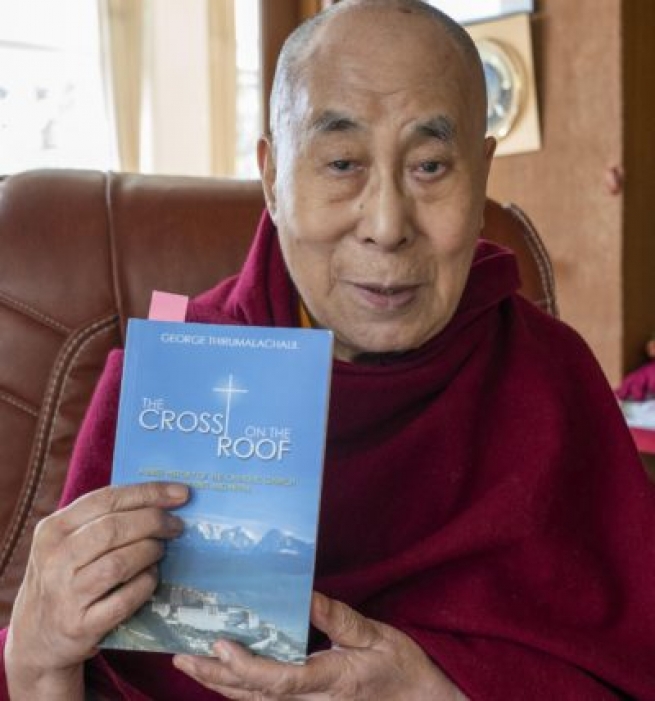 Nepal – Il Dalai Lama loda il libro sui missionari del salesiano don George Thirumalachalil