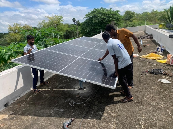 Índia – Instalação de painéis solares nas escolas salesianas para favorecer a educação salesiana