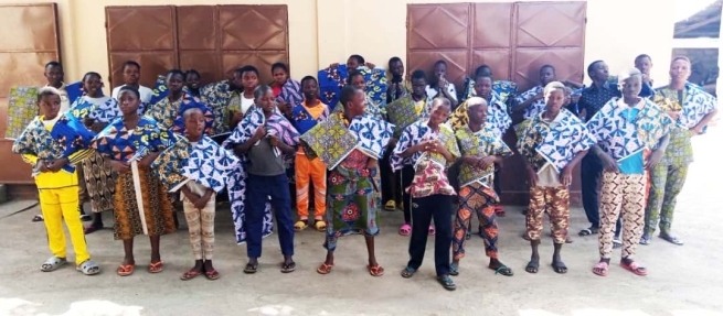 Benin – Children in need receive clothing