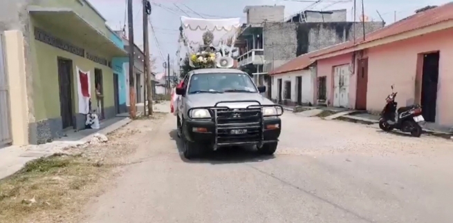 Guatemala - Una camioneta lleva el Santísimo Sacramento por las calles de la ciudad