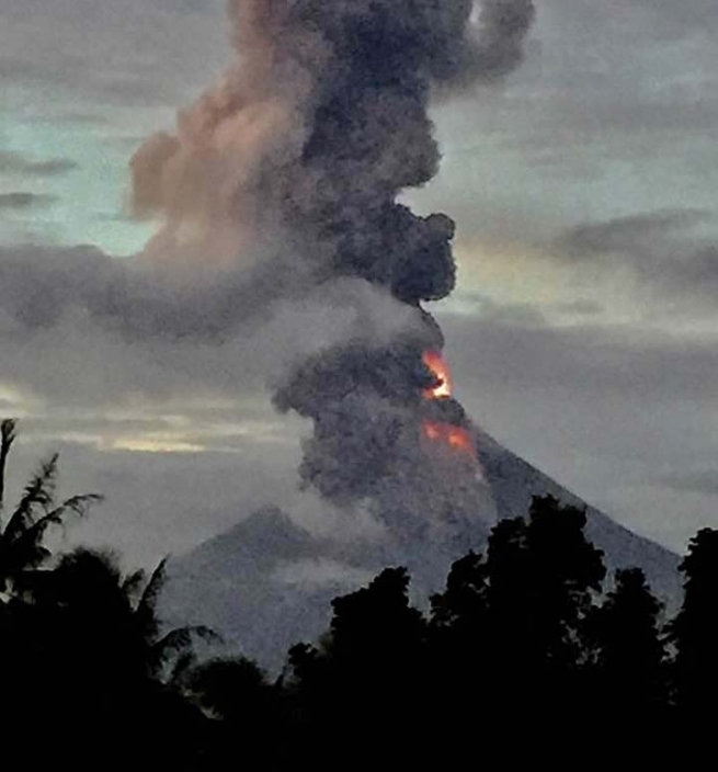 Filipiny – Wybuch wulkanu Mayon: salezjanie z Legazpi koordynują akcję pomocy w diecezji