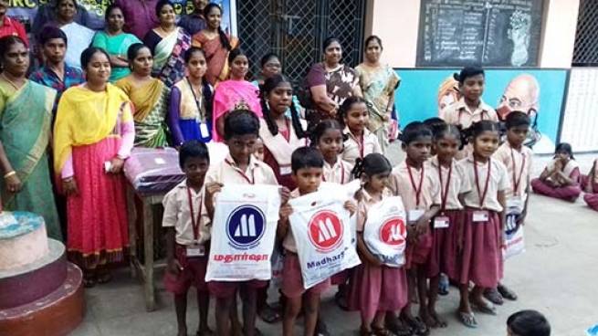 India – Small children help the flood victims