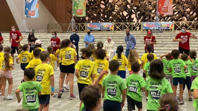 Vatican - Le Pape François rend une visite surprise aux participants au camp d’été des enfants du Vatican