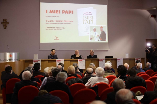 Italia – Presentazione del libro “I miei Papi” del Cardinal Bertone