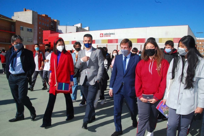 Spagna – Il sindaco di Madrid visita l’opera salesiana di “Estrecho” nel giorno della festa di Don Bosco