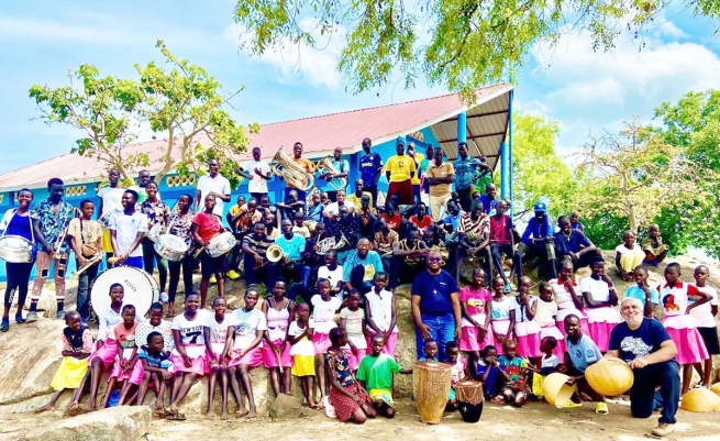 Uganda – Fr Alphonse Owoudou visits the Salesian community at the Palabek refugee camp