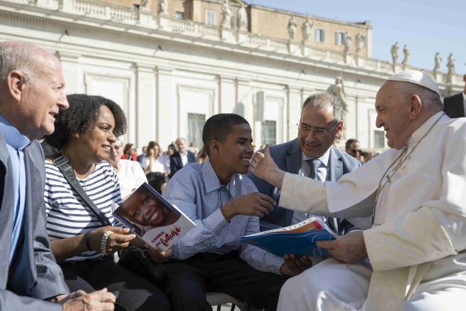 Vaticano – O Papa encontra-se com os protagonistas de “Canillitas” e abençoa o trabalho salesiano com os meninos trabalhadores