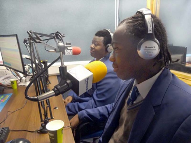 Gran Bretagna – Don Ebrahim e tre studenti del St. John Bosco College ospiti in una radio