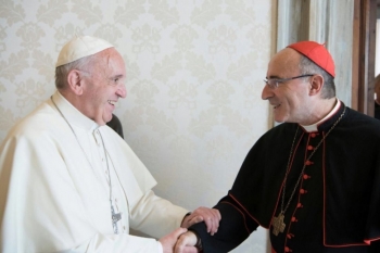 Watykan – Mate, książka i prośba: kardynał Daniel Sturla, salezjanin, spotyka się z papieżem na Watykanie