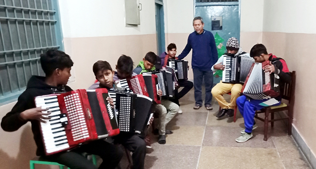 Pakistan - Sept accordéons pour les élèves  de l'école "Don Bosco" de Lahore
