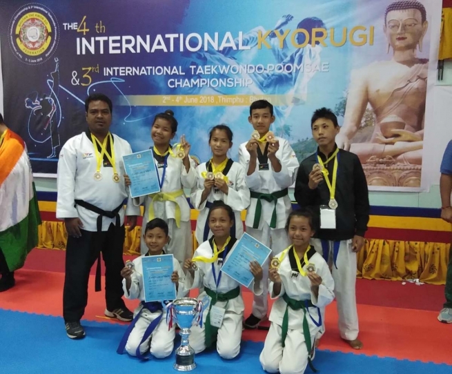 Butão – Chuva de medalhas para a equipe de Tae-kwon-do da Escola “Don Bosco” de Tura