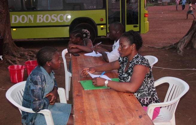 Sierra Leone - Fillettes de ‘l’enfance oubliée’ et un autobus qui les aidera à regarder vers l’avenir
