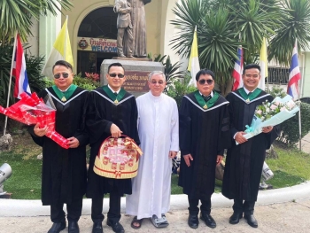 Thailand - Four alumni of the Pakkred Centre for the Development of Skills for the Blind receive Master's degrees