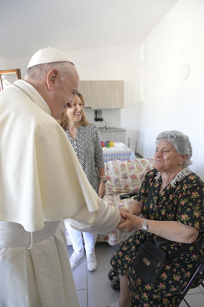 Italia – Papa Francesco tra i terremotati delle Marche: “Come ci aiuta, Gesù? Ti dà la mano per rialzarti”