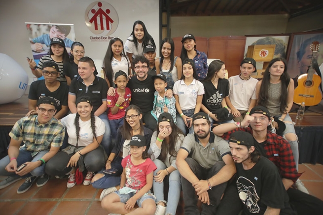 Colombia – Il cantante Andrés Cepeda si lascia contagiare dal carisma salesiano a “Ciudad Don Bosco”