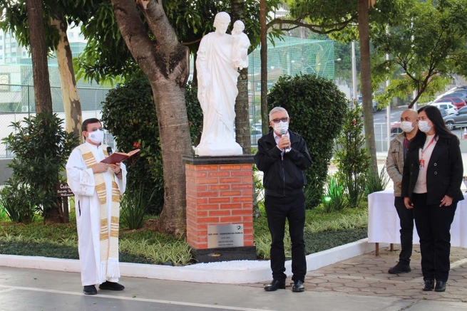 Brazylia – Przełożony salezjańskiej inspektorii z siedzibą w São Paulo odsłania figurę św. Józefa w dziele “Santa Teresinha”
