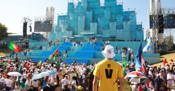 Portugal - le 4 août 2023 : le Pape François parmi la foule des pèlerins