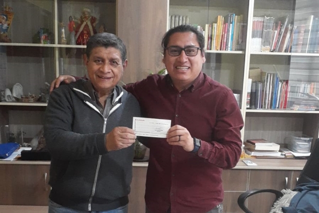 Perú - Exalumnos entregan una donación a la obra de Breña