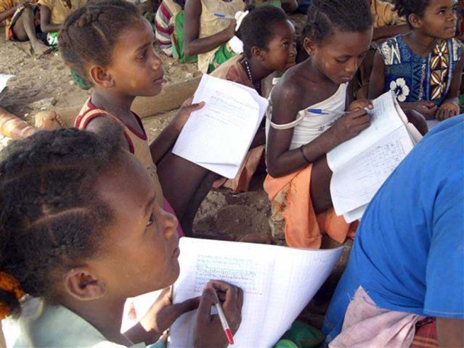 Madagascar - School desks for rural schoolchildren