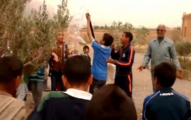 Maroko – “Don Bosco” doprowadza wodę na pustynię: “prawdopodobnie po raz pierwszy bawią się wodą”