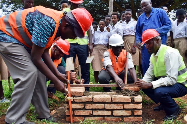 Ruanda – Lançamento da pedra fundamental de um novo edifício para estudantes de gastronomia e cabeleireiros