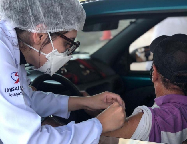 Brasil - 160 estudantes de Medicina da UniSALESIANO participam da campanha de vacinação contra o Covid-19