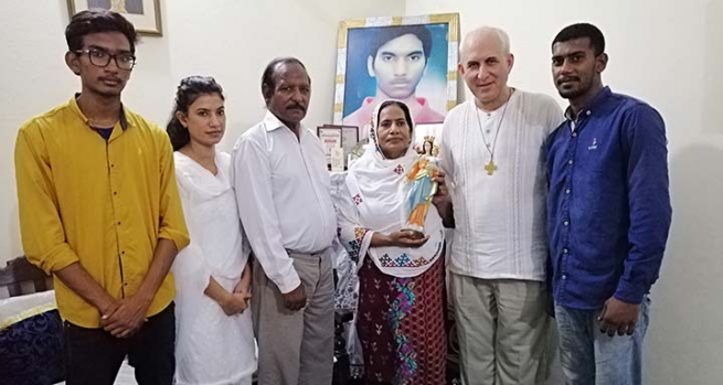 Pakistán – La familia de Akash Bashir recibe una estatua de María Auxiliadora enviada por el Rector Mayor