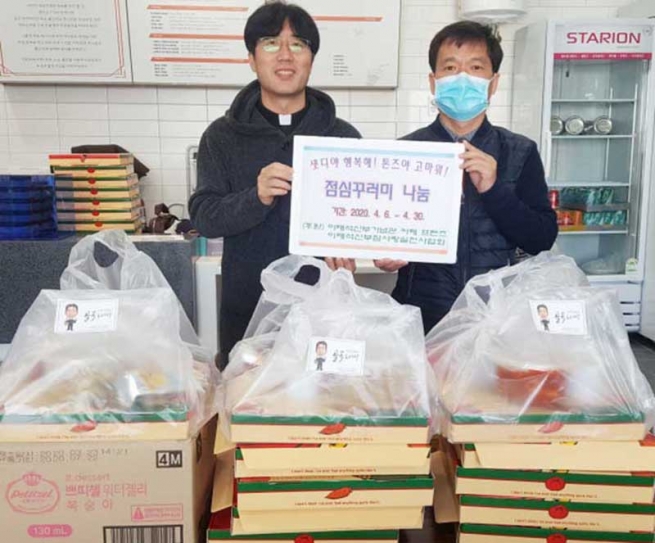 Corea del Sur – “Cajas de almuerzo del amor” distribuidas en la ciudad de Busan por el “Centro Padre John Lee”