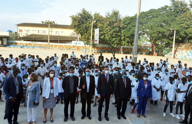Angola – Pedro Sánchez visita il Centro “Dom Bosco” di “Lixeira”