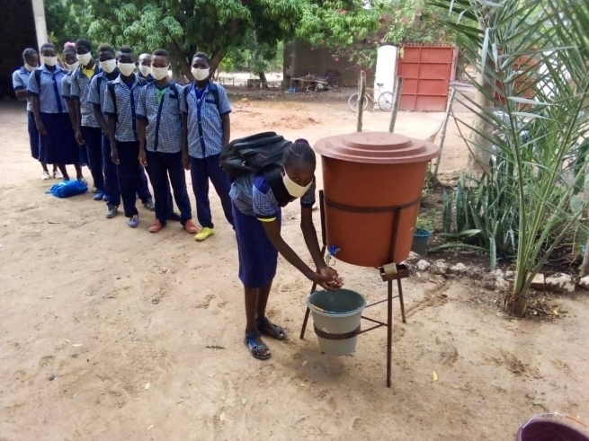 Mali – Installati dei dispositivi per il lavaggio delle mani nelle scuole più vulnerabili, a contrasto della diffusione della pandemia