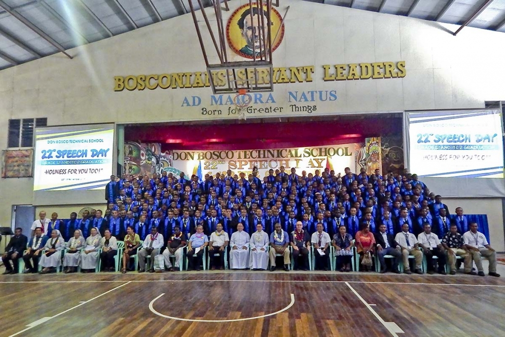 Papua Nova Guiné - Cerimônia de formatura para 255 estudantes