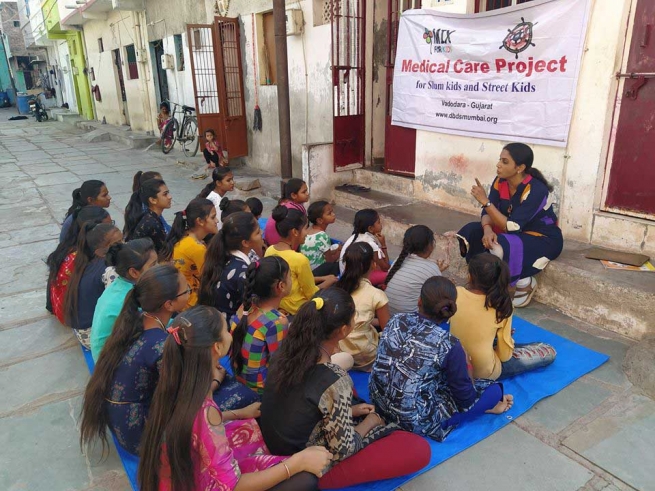 Indie – Sesja informacyjna dotycząca zapobiegania koronawirusowi dla dziewcząt ze slumsów w Zanda Chowk