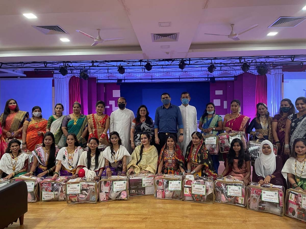 India - 100 women from Mumbai slums trained as advanced tailors and beauticians